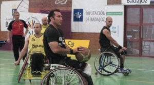 'Chava' Zavala, en primer término, y al fondo Hugo Lourenço, del Mideba. ::
CEDIDA/