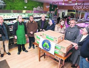 Acto de entrega de los alimentos, ayer en Copreca. :: JORGE REY/