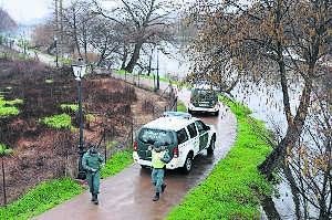 Agentes de la Guardia Civil durante el dispositivo de búsqueda ayer por la mañana en el paseo del río Jerte. ::
DAVID PALMA/