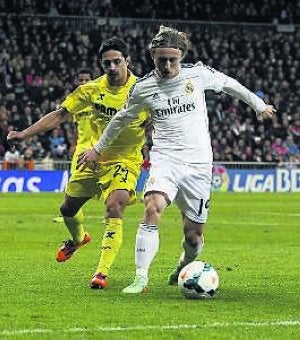 Jonathan Pereira intenta quitar el balón a Modric. ::
EFE/