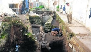 Una de las excavaciones gratuitas que lleva a cabo en la actualidad el Consorcio, concretamente en la calle Vespasiano. :: BRÍGIDO/