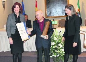 El extremeño Gonzalo Hidalgo Bayal, premio 'Dulce Chacón'