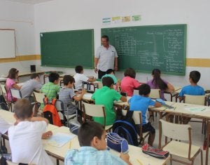 Un docente imparte una clase en un colegio de la región. :: hoy/