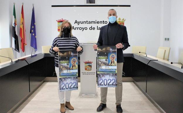 El alclade, Carolos Caro, y la concejala de Educación, Mercedes Pérez Con el calendario solidario 2022. /Cedida