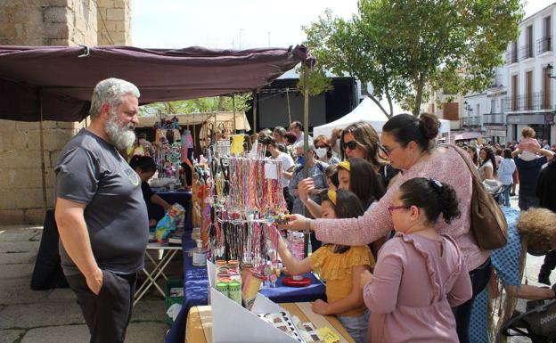 La XII Feria de Artesanía reunió un gran número de puestos y visitantes