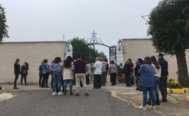 Puerta del cementerio de Calamonte durante la mañana del Día de Todos los Santos