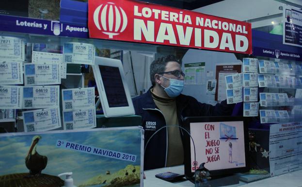 Juan Carlos Pérez en su administración el último día antes de la Lotería de Navidad/Lydia Sánchez