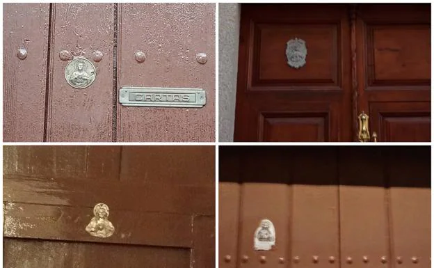 Algunas placas del Corazón de Jesús en puertas de domicilios de Campanario. /Z. DE LA CRUZ