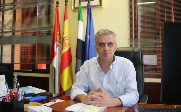 Elías López, alcalde de Campanario. /S. G.