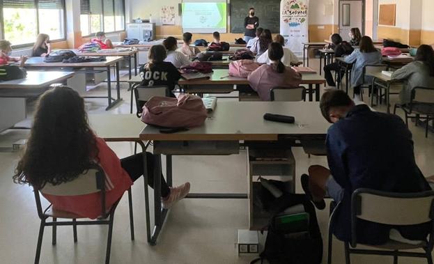 Alumnos asisten a una charla sobre el proyecto 'La Serena, Paisaje Cultural'. /HOY