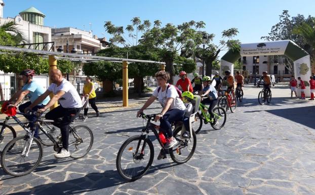Participantes en el Día de la Bicicleta en Campanario. /AC
