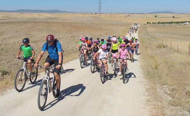 Los escolares hicieron una ruta en bicicleta por los alrededores de Campanario. /HOY