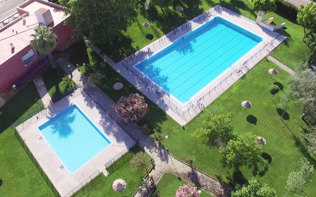 Instalaciones de la piscina municipal de Campanario. /HOY