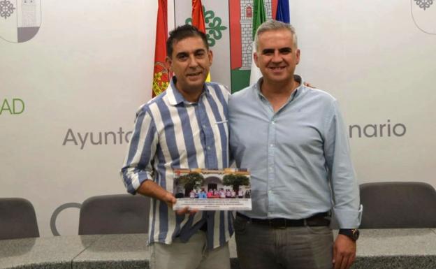 El Alcalde entrega una plaza a Juan José Murillo como reconocimiento por sus años al frente del club. /AC