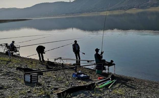 Pesca en la zona de la Galizuela. /HOY