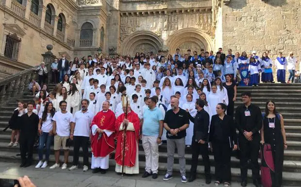 Participantes en la experiencia, junto al Arzobispo de Santiago, tras la misa con el resto de los coros. 