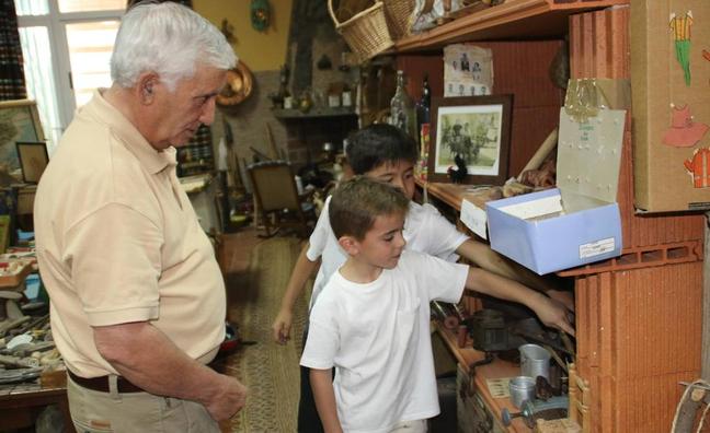 Juan Sánchez Huertas abre las puertsa de su museo a todo el que quiera visitarlo./SOL GÓMEZ
