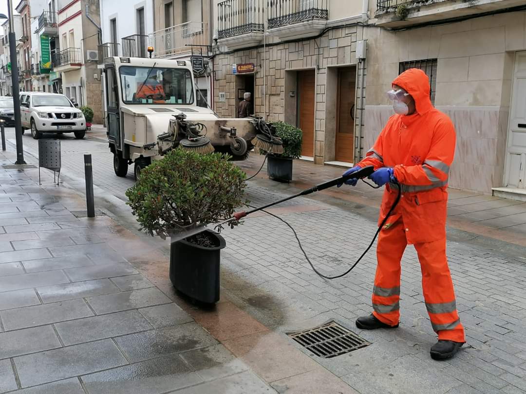 Los trabajadores de Conyser realizan los trabajos de desinfección en calles y lugares públicos. /CEDIDA