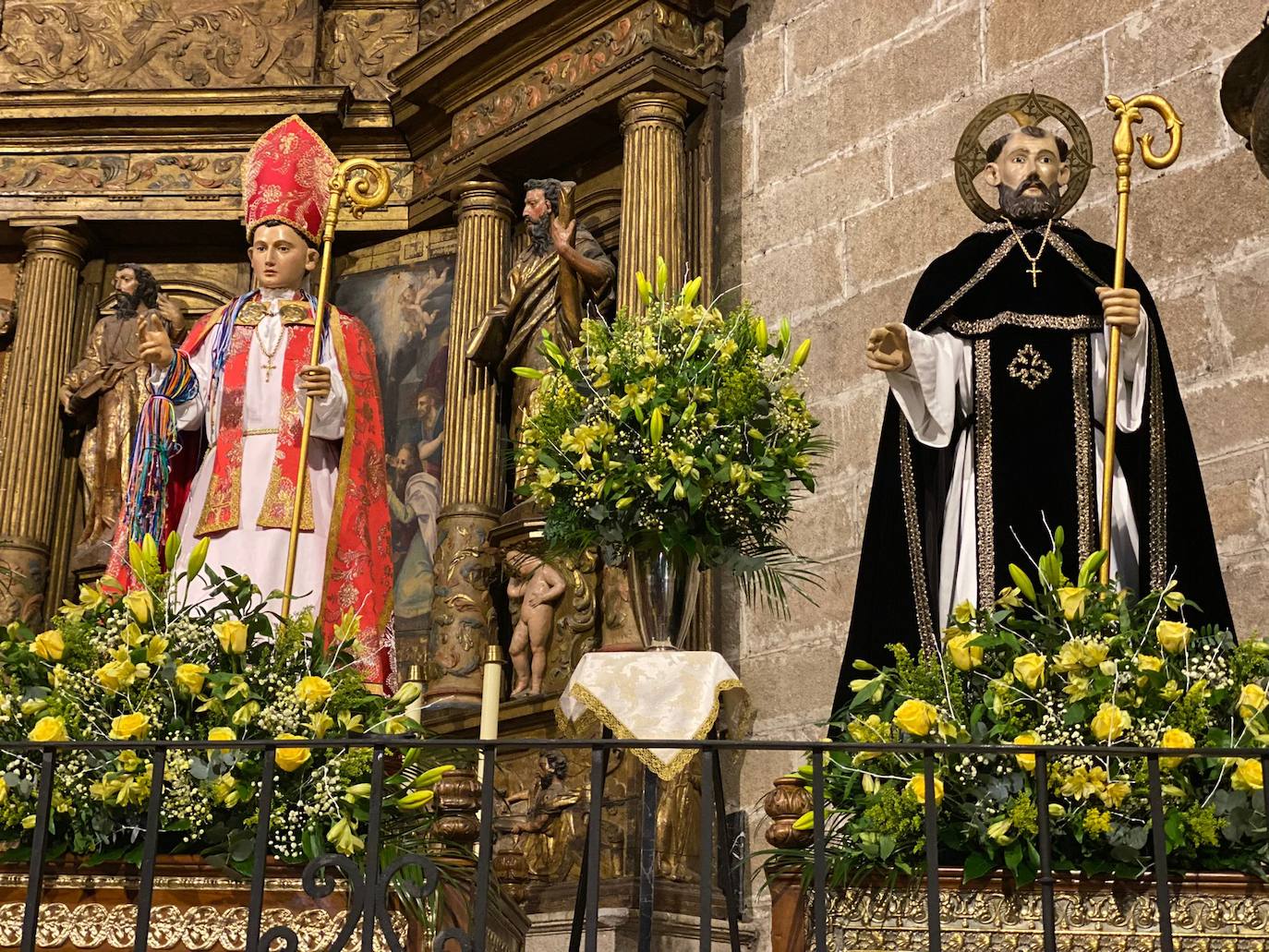 San Blas y San Benito ya lucen rodeados de flores amarillas en la parroquia. CEDIDA