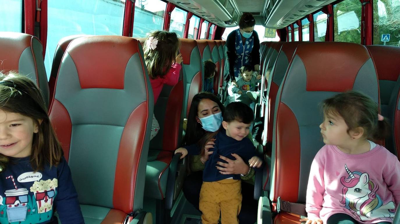 Eleazar Cortés ha mostrado hoy a los niños de Zarapico el autobús que conduce. 