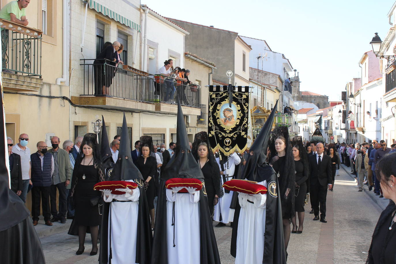 Mantillas y trajes perviven en la procesión del Entierro