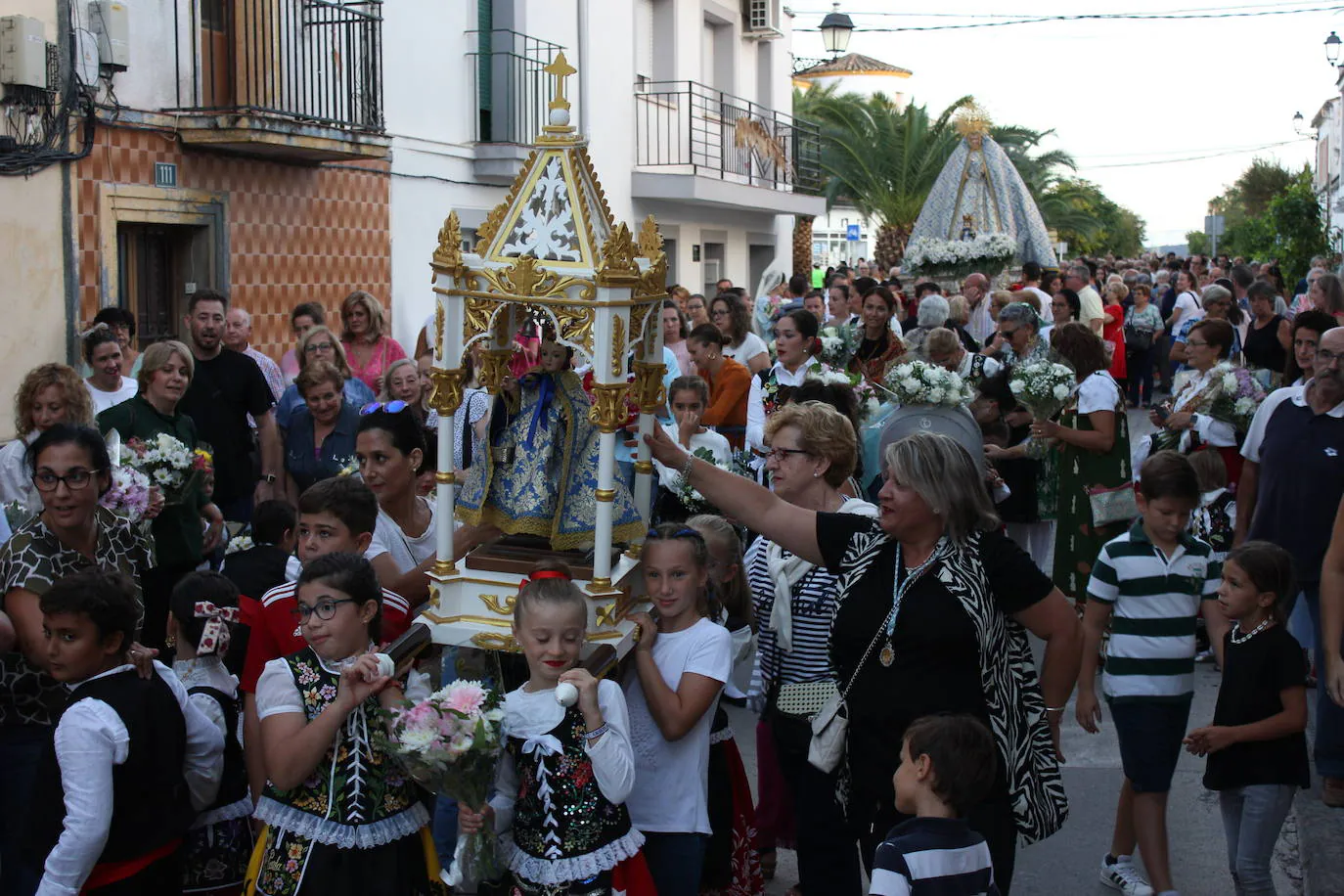 La Virgen del Prado vuelve al pueblo por la puerta grande tras tres años de espera