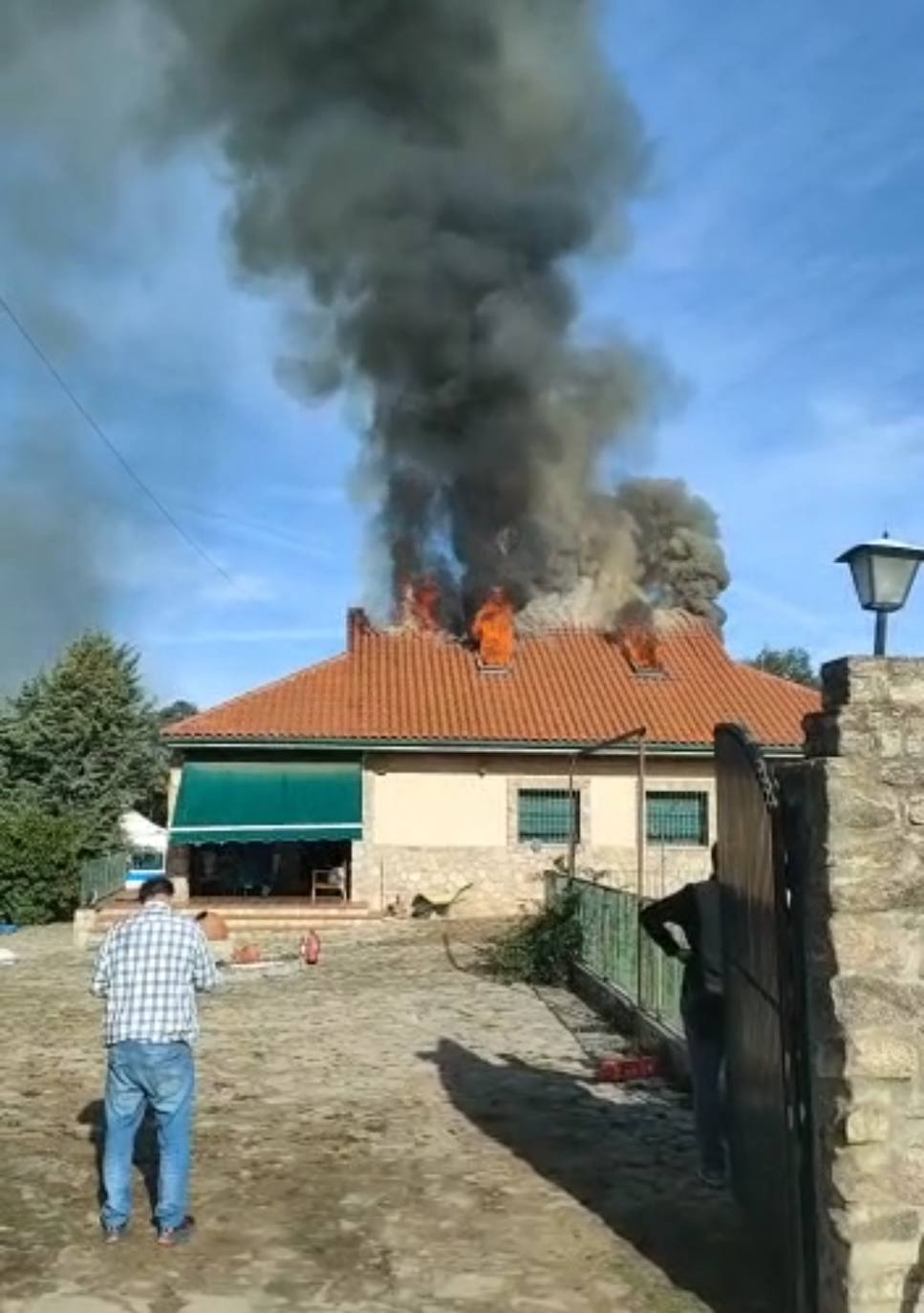 Aparatoso incendio de una vivienda en El Monte del Casar