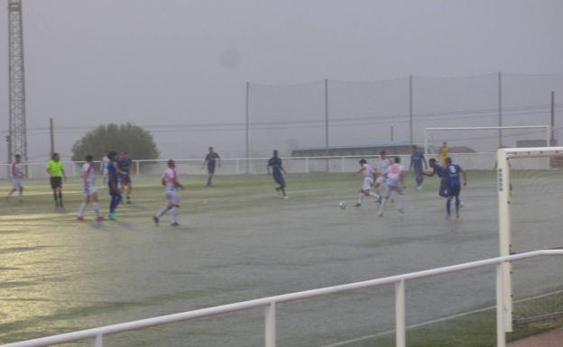 Imagen del partido del pasado sábado que fue suspendido por la lluvia./f. v.