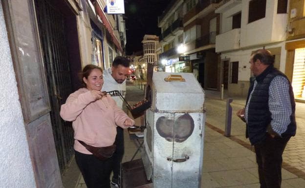 Puesto de castañas asadas en la calle Mártires, /f.v.