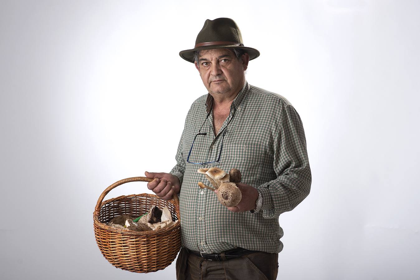 Francisco Méndez González con una cesta de setas/KARPINT