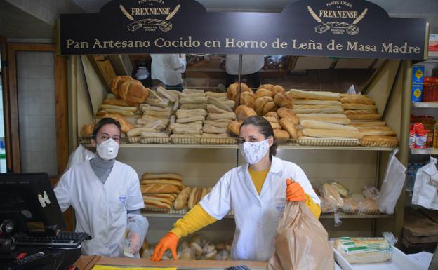 Dos dependientas de la panadería. ALBERTO MÁRQUEZ CARRASCAL/