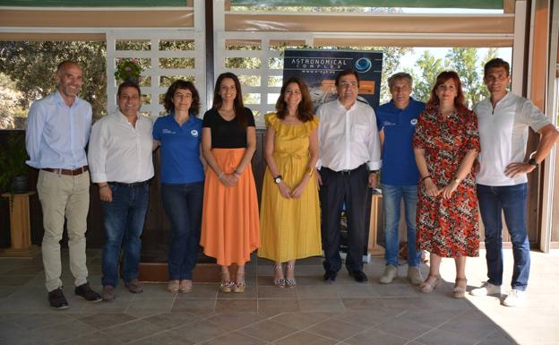 El presidente Vara junto a la consejera de Turismo, la alcaldesa y miembros de la corporación municipal en su visita a Entre Encinas y Estrellas /ALBERTO MÁRQUEZ