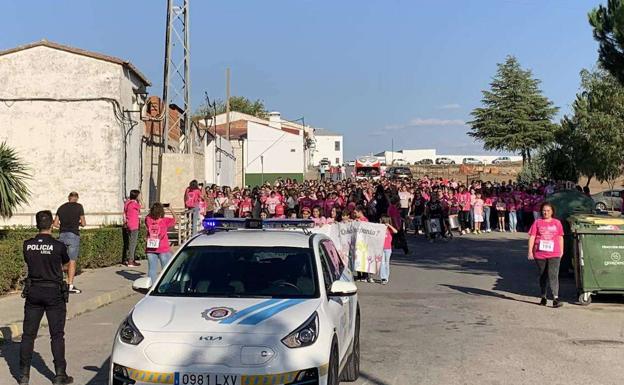 Participante en la marcha rosa contra el cáncer /Policía Local