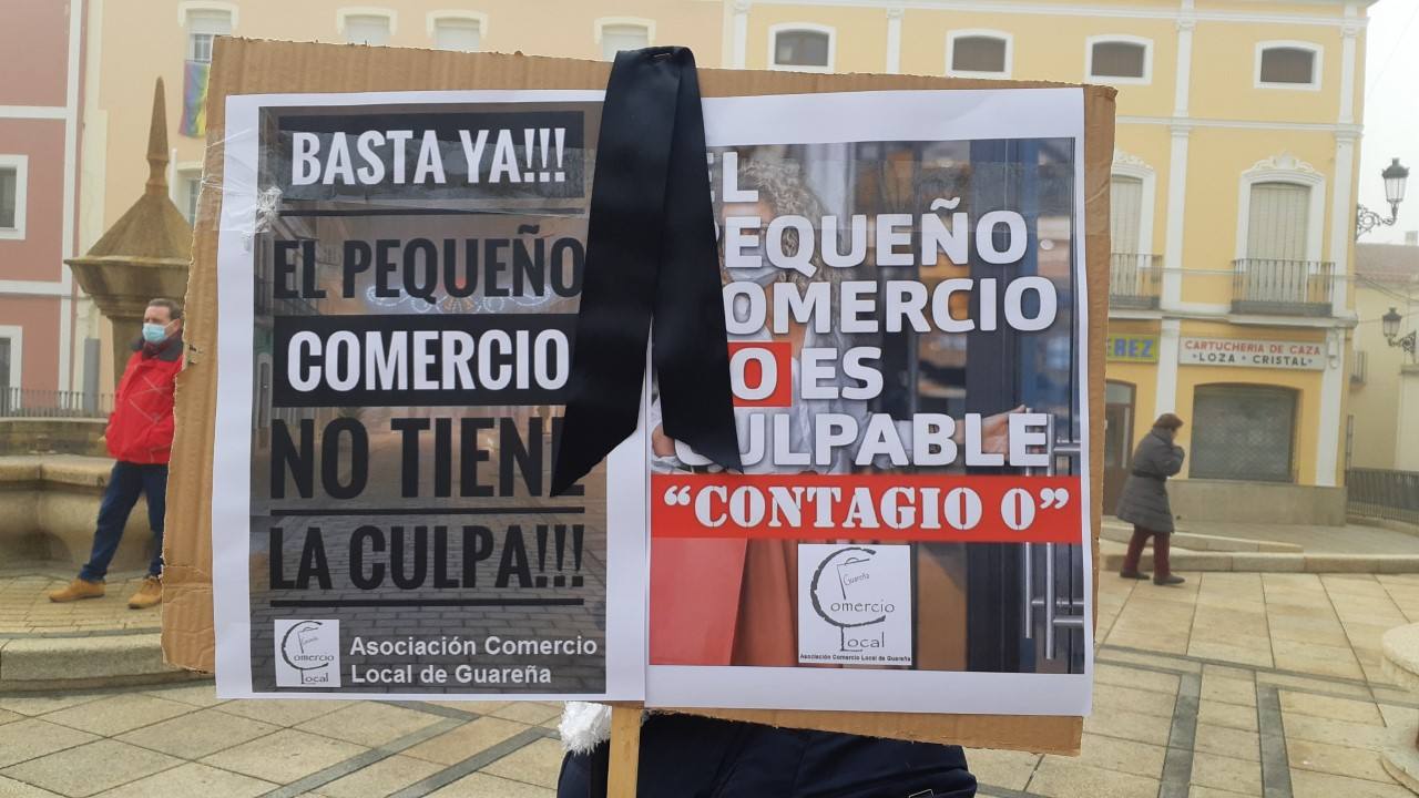 Pancartas que se mostraban en la protesta de comerciantes y hosteleros.