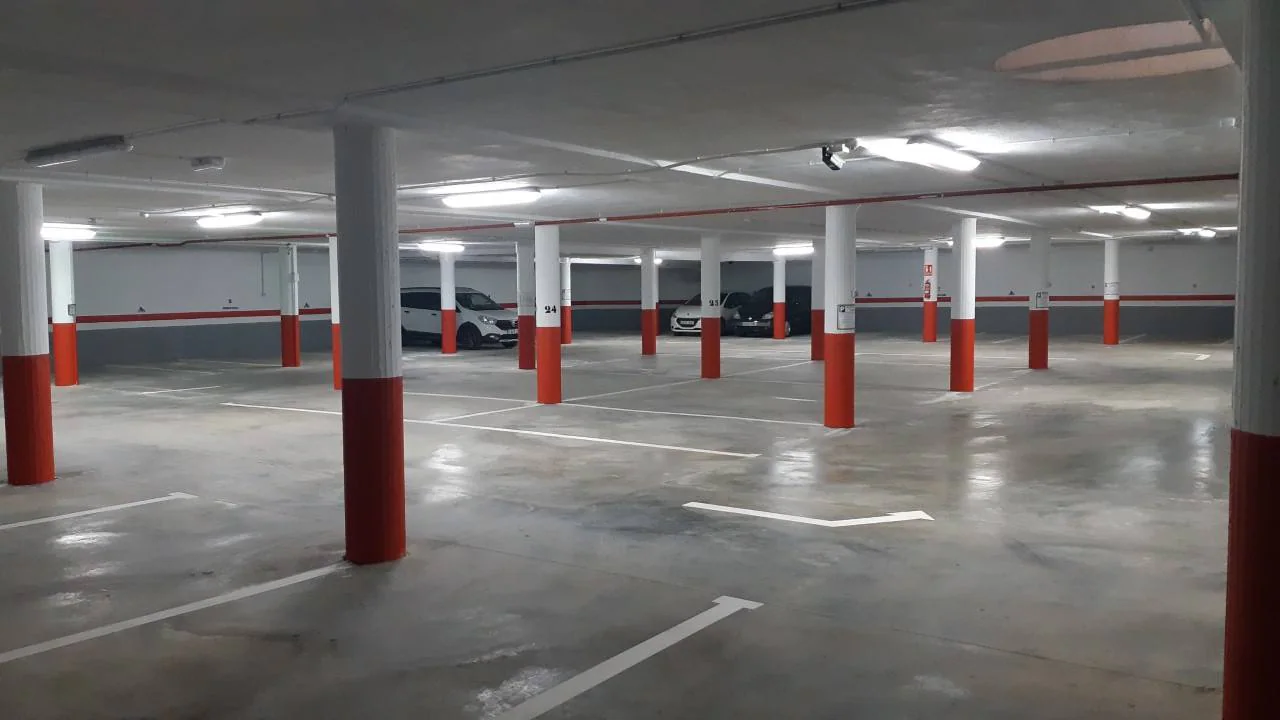 Coches haciendo uso de plazas de aparcamiento en Plaza de España de Guareña.