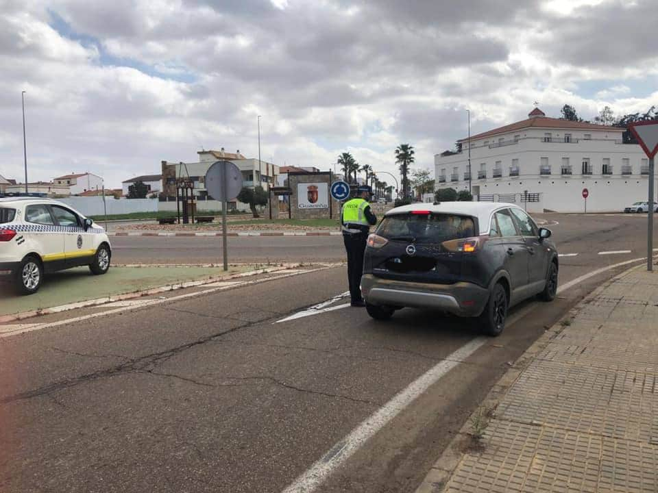 Controles de la policía local de Guareña a la entrada de la población en la rotonda de la Estación./Ayuntamiento