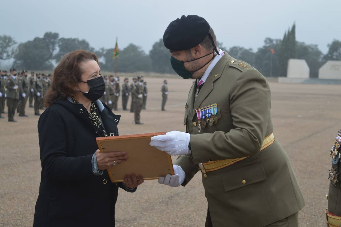 Momento en que el Teniente Coronel Rodrigo José Hernández entrega a Antonia García el Diploma de agradecimiento por miles de mascarillas./cedida