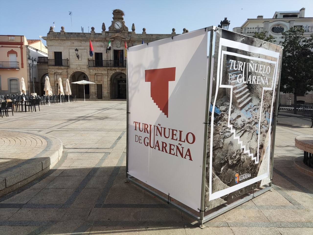 Estructura con la publicidad del Turuñuelo en la plaza de España.