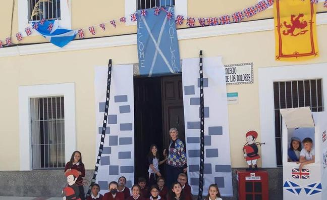 Alumnos ante la puerta del colegio simulando uno de los castillos escoceses./cedida