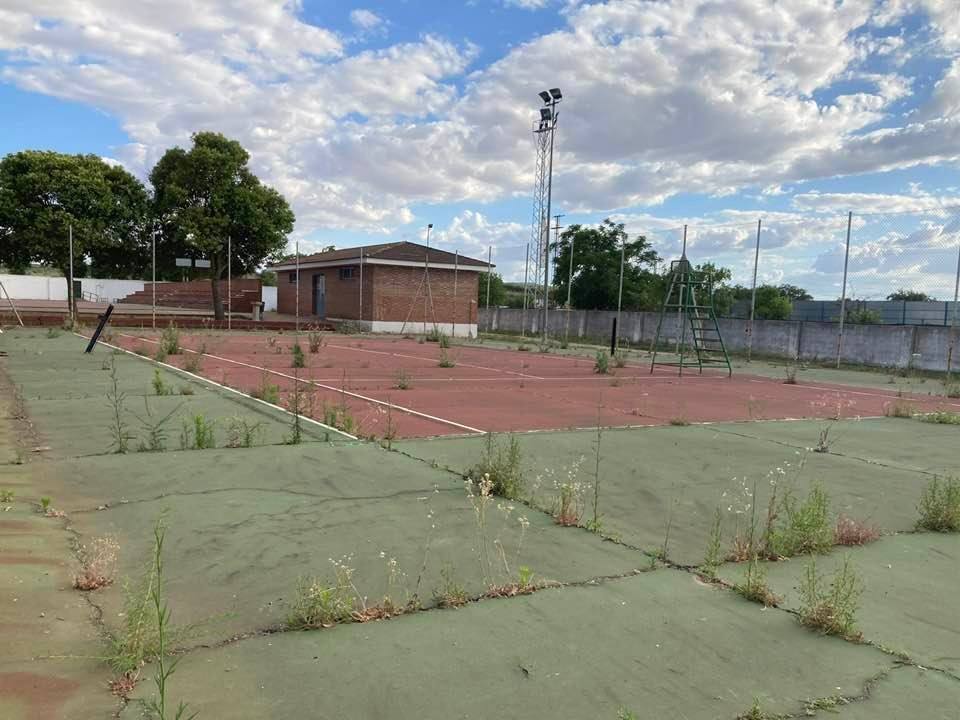 Estado en el que se encuentran las pistas de tenis duras en el polideportivo municipal./cedida