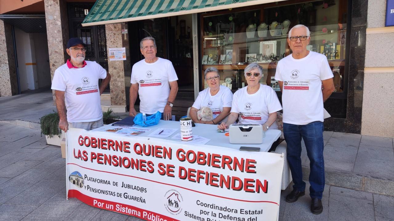 Plataforma de jubilados y pensionistas de Guareña recogiendo firmas esta mañana./PF