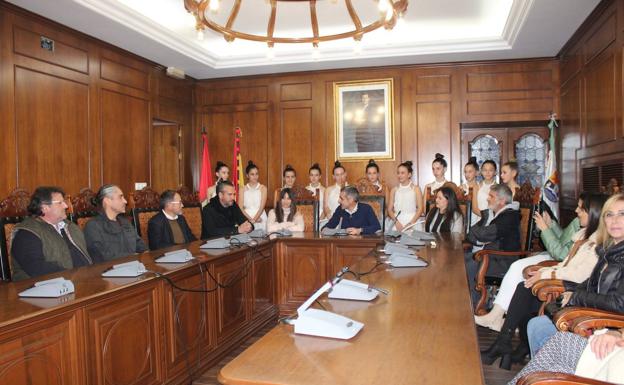 Almudena en el salón de plenos con políticos, entrenadoras y niñas de gimnasia.