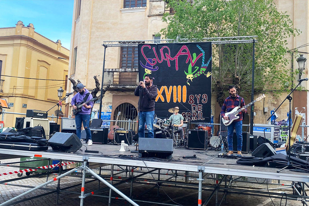 Actuación del grupo Efhemerys ganador del año pasado en el Festival de grupos noveles en la Plaza de la Parada.