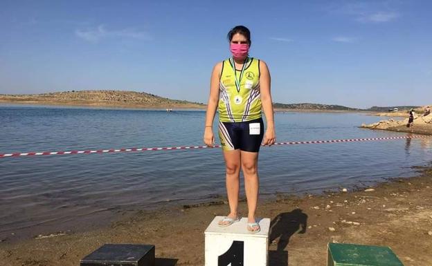 Elena Ayuso consigue el primer puesto en el campeonato Il Regata Judex Travesía en el pantano de Alange/