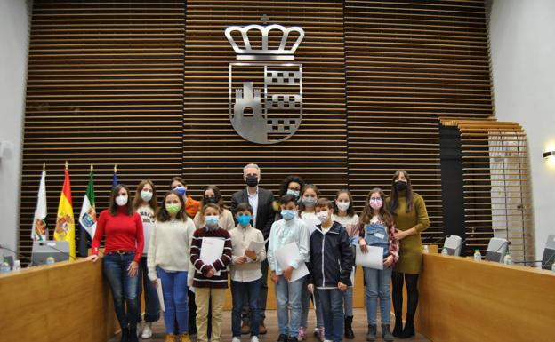 Las niñas y niños de Herrera del Duque protagonistas en el Salón de Plenos