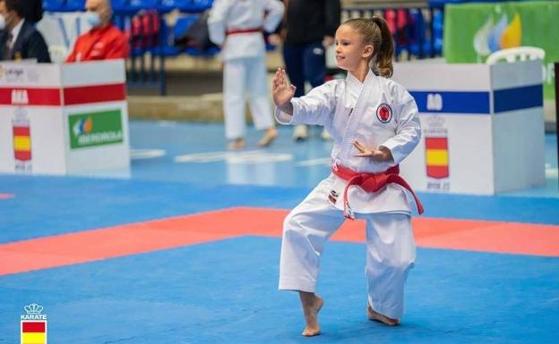 La alumna de la Escuela Municipal de Karate-SP Herrera, Daniela Bermejo ha resultado campeona de España
