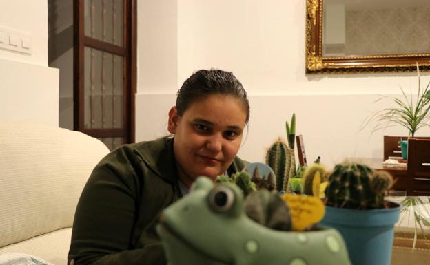 Miriam en el salón de su casa junto con algunos cactus /