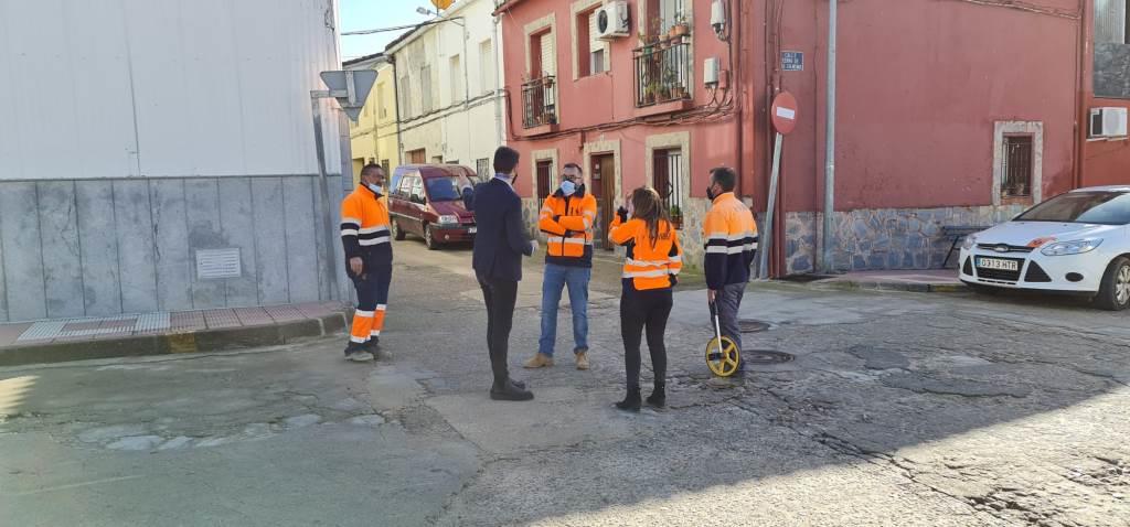 El alcalde durante el replantemiento de las obras con los técnicos de la empresa adjudicataria./