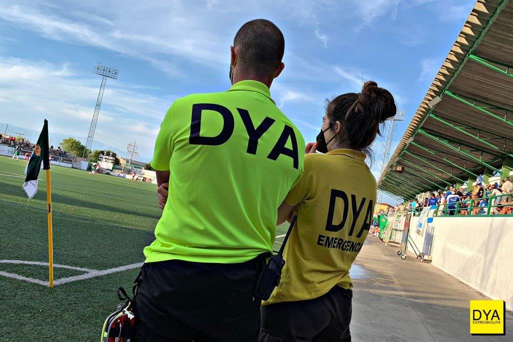 Voluntarios durante el partido jugado entre el Jaraíz y Don Álvaro en el campo de deporte de Navalmoral. /DYA