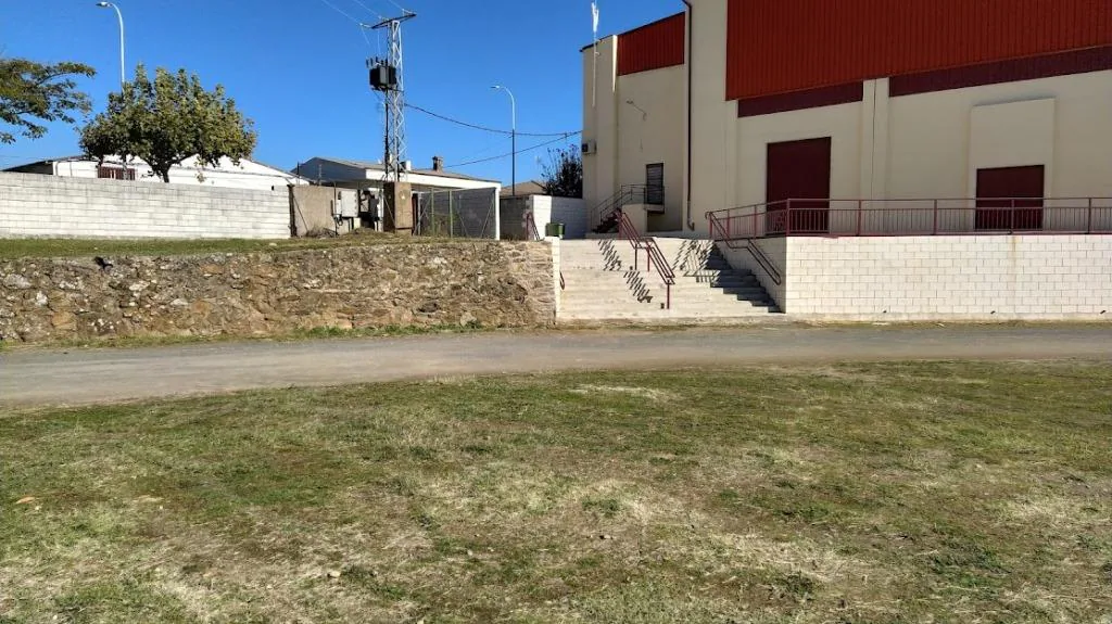 Escaleras existentes entre el campo de fútbol y pabellón./ M.D.CRUZ